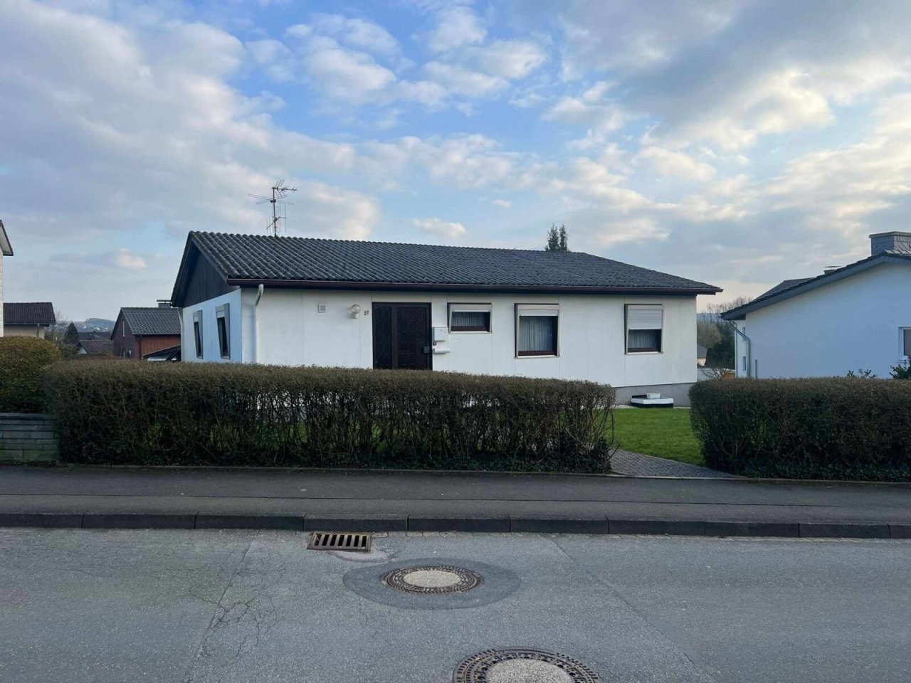 Haus mit Vorgarten und Heckeneinfriedung Haus mit Vorgarten und Heckeneinfriedung