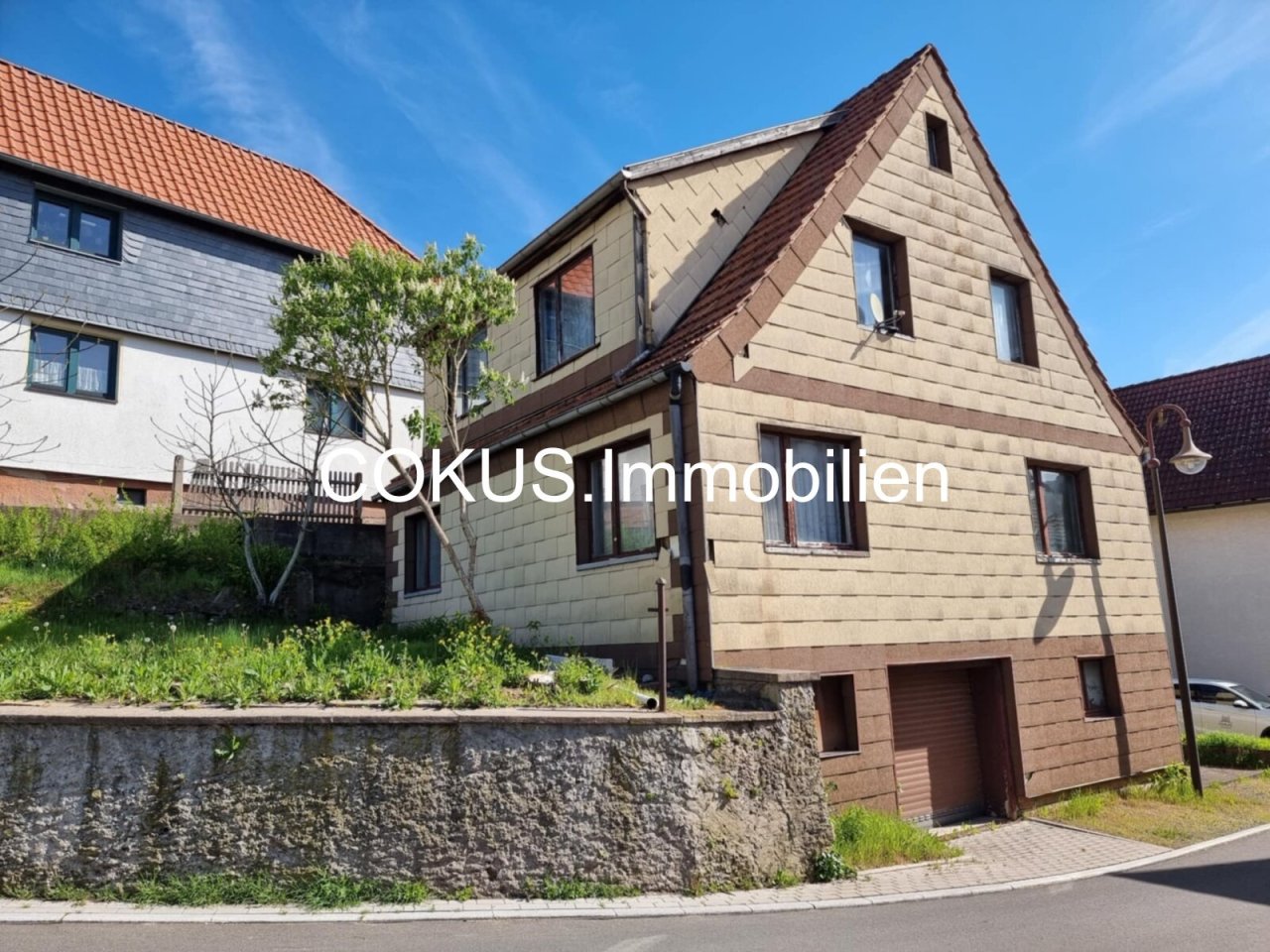 Haus von Links und Garten