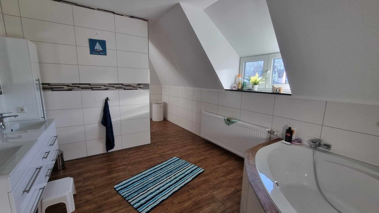 Badewanne im Bad DG Badewanne im Bad DG