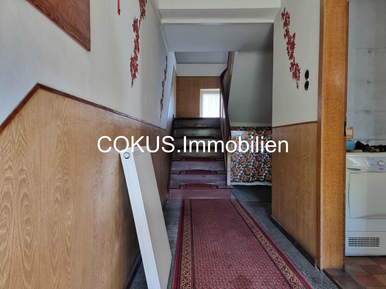 Hauseingang und Treppenhaus