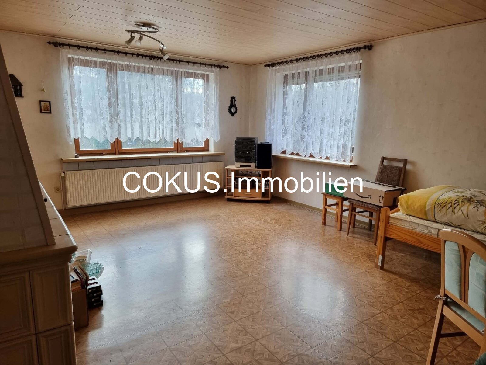 Wohnzimmer mit Luftkamin im Erdgeschoss