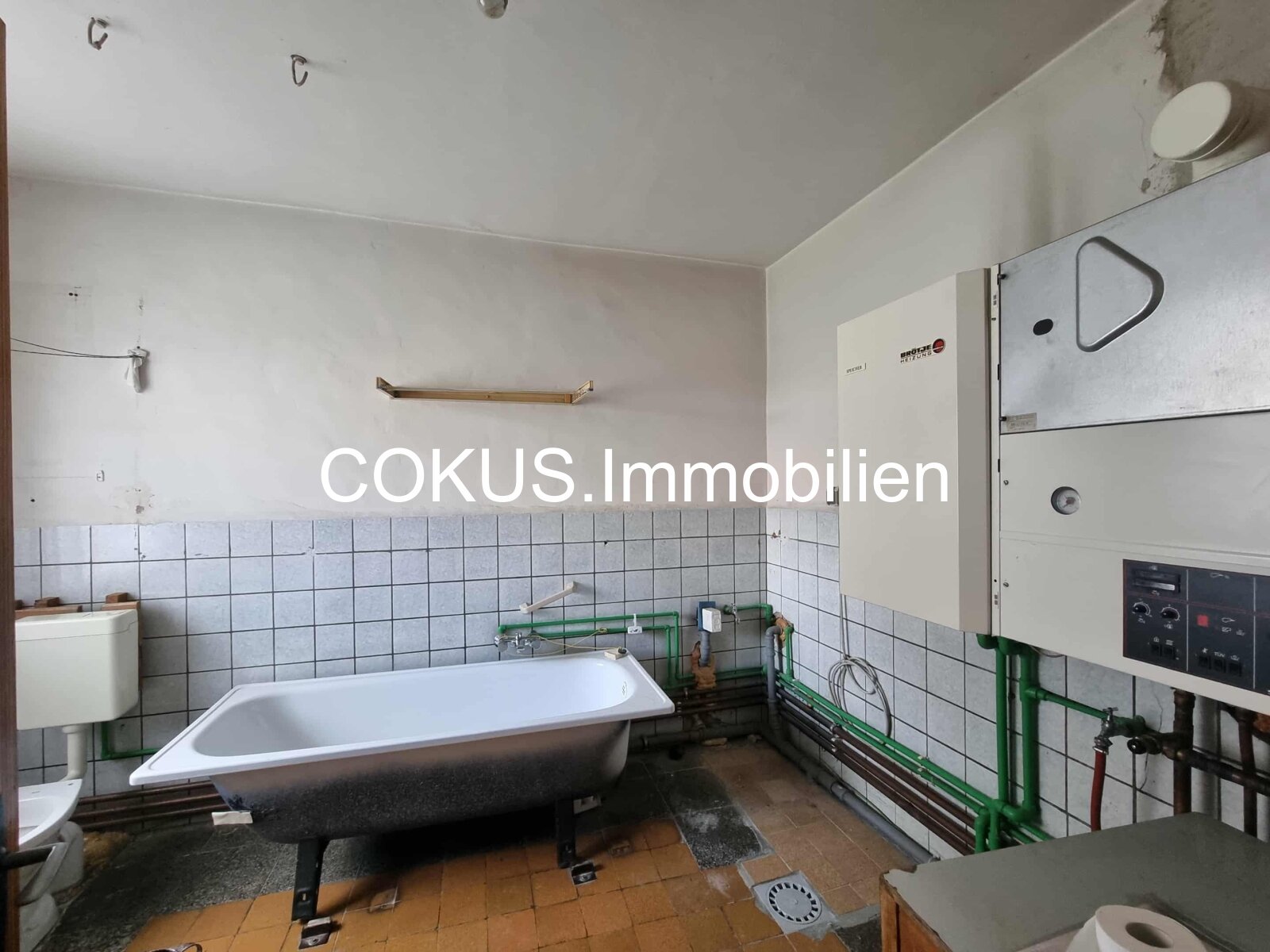 Bad mit Wanne und WC im Erdgeschoss