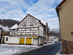 Hausansicht von Links mit Parkflächen