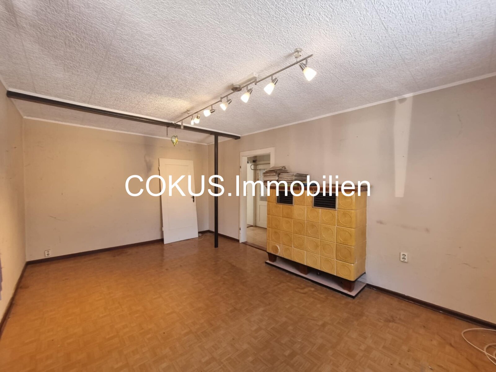 Wohnzimmer mit Kachelofen im 1.OG