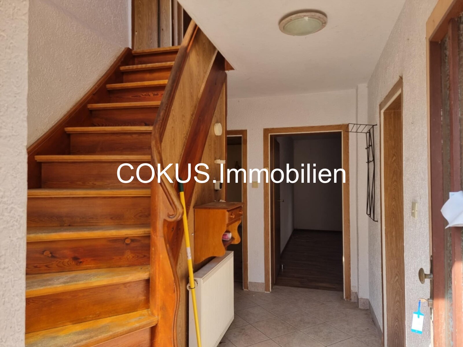 Hausflur und Treppe zum Dachgeschoss