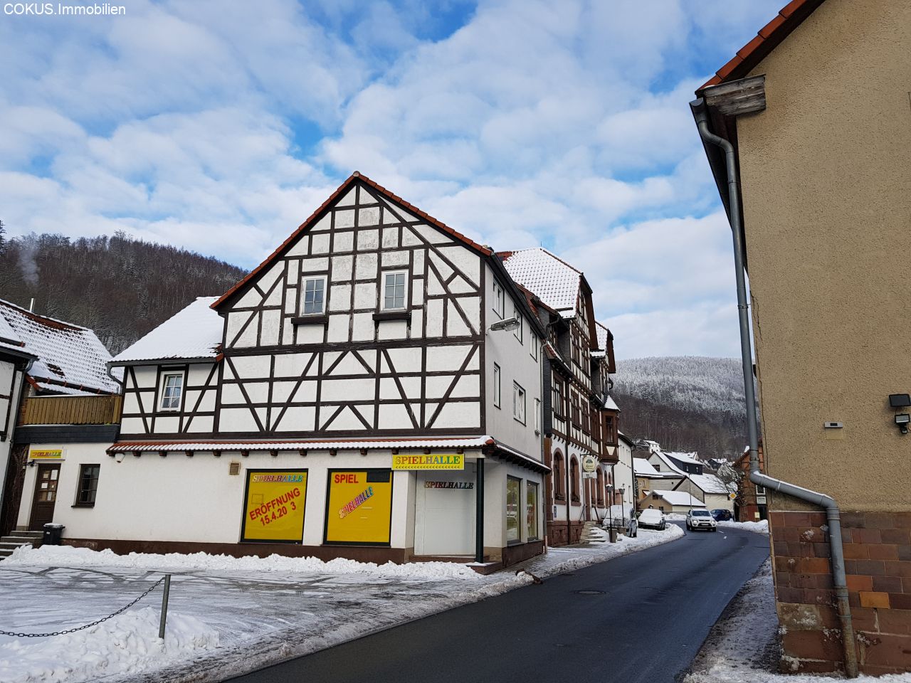 Hausansicht von Links mit Parkflächen Hausansicht von Links mit Parkflächen