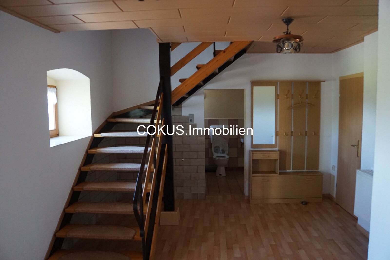 Heller Wohnbereich mit offener Treppe