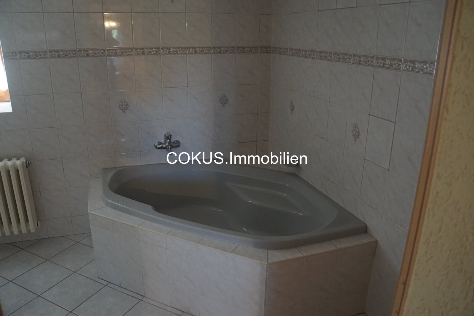 Wannenbad mit Eck-Badewanne zum Entspannen Wannenbad mit Eck-Badewanne zum Entspannen