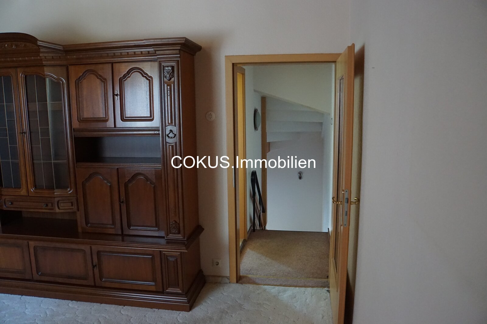 Wohnzimmer – viel Platz für Ihr Zuhause Richtung Flur Wohnzimmer – viel Platz für Ihr Zuhause Richtung Flur