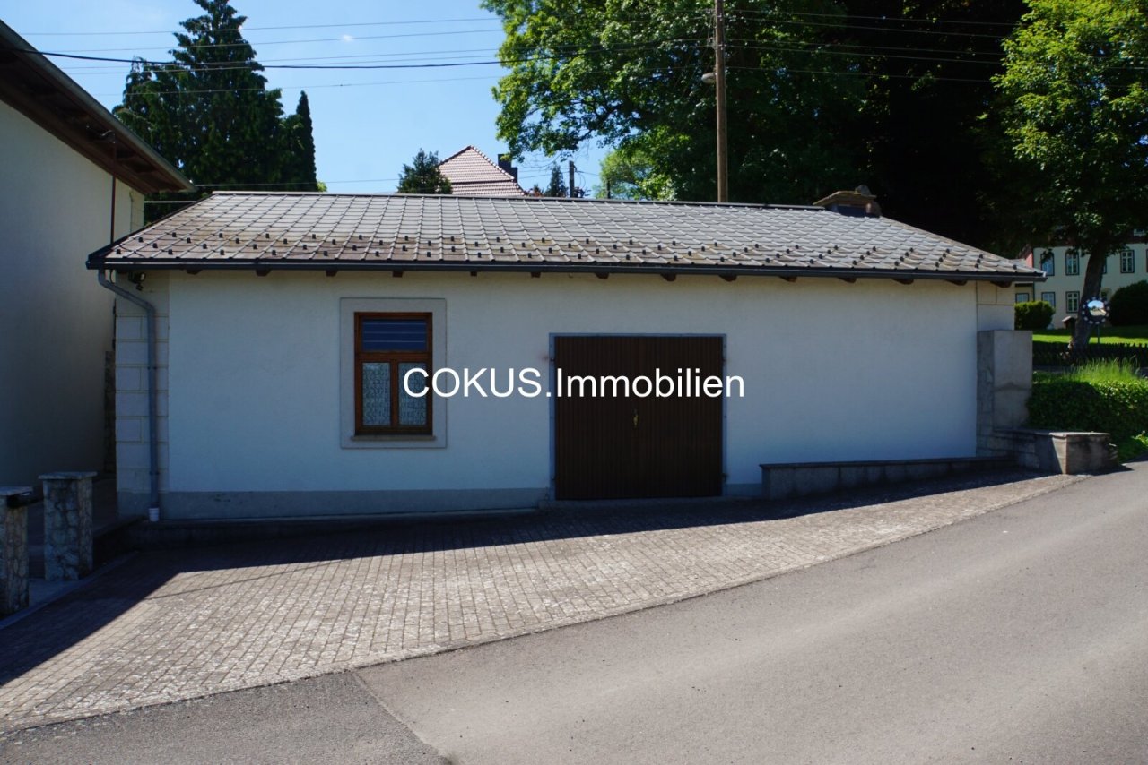 Garage mit Flügeltor und zusätzlichem Stellplatz davor Garage mit Flügeltor und zusätzlichem Stellplatz davor