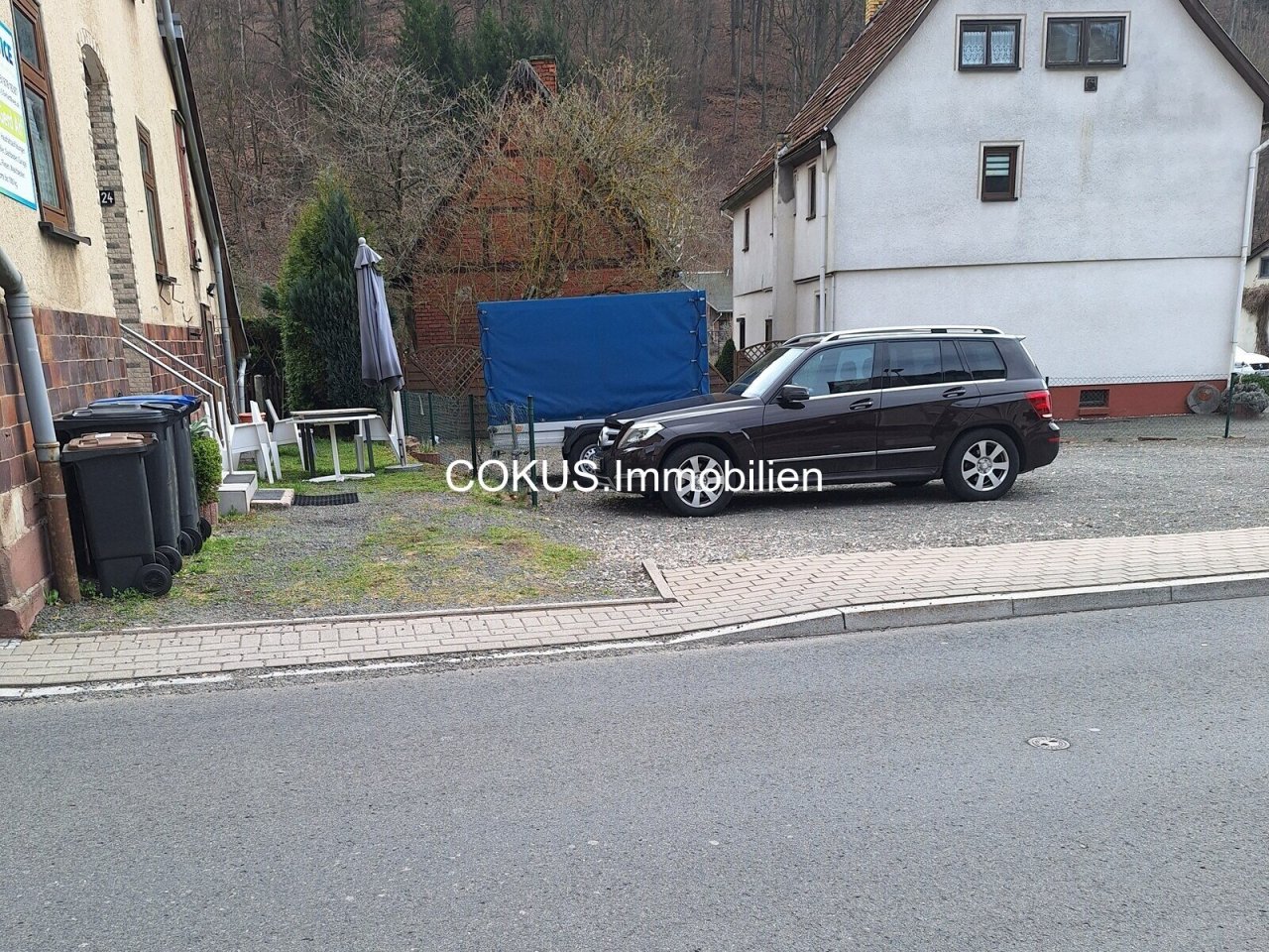 Platz für mehrere Autos direkt am Haus Platz für mehrere Autos direkt am Haus