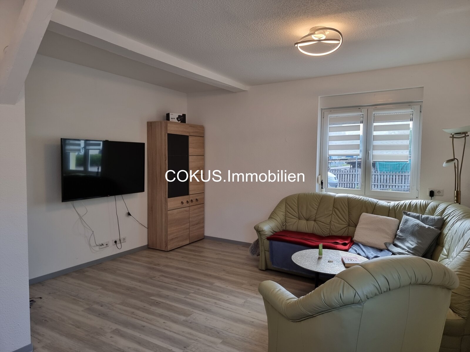 Heller Wohnbereich mit modernem Boden – das gemütliche Herz der Wohnung Heller Wohnbereich mit modernem Boden – das gemütliche Herz der Wohnung
