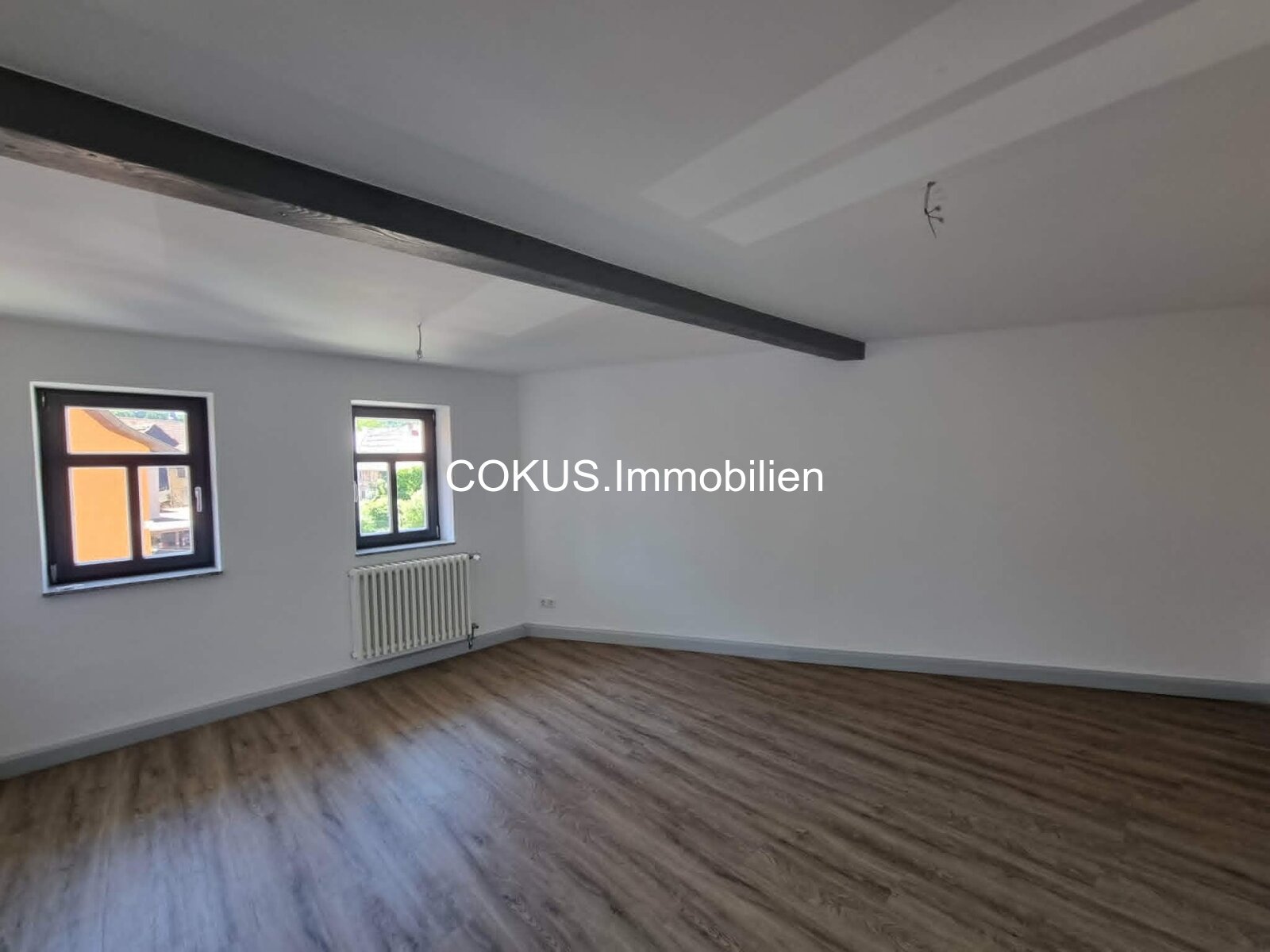Großzügiger Raum voller Tageslicht (als Schlafzimmer nutzbar) Großzügiger Raum voller Tageslicht (als Schlafzimmer nutzbar)