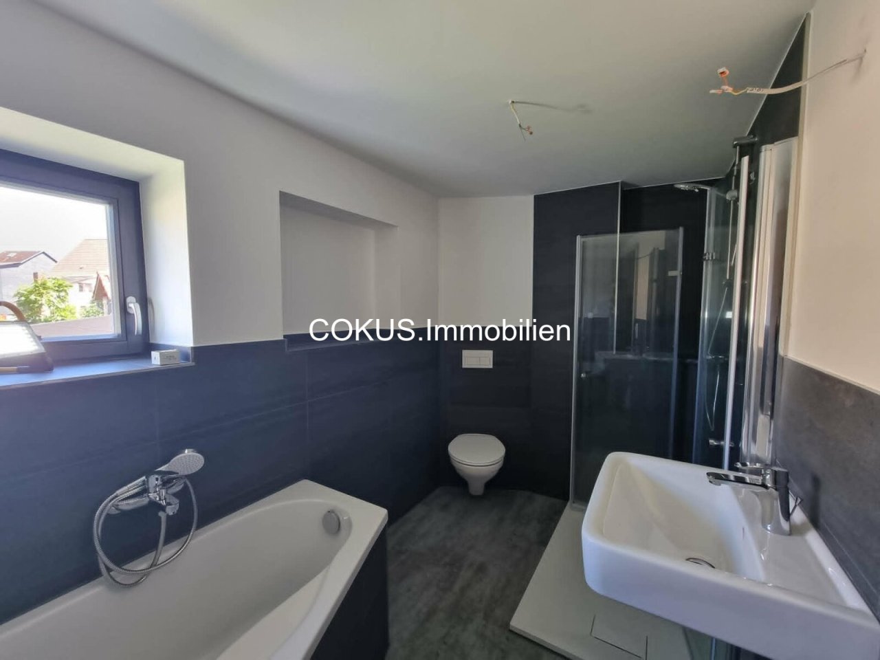 Stilvolles Wannenbad mit Waschtisch, WC und Dusche Stilvolles Wannenbad mit Waschtisch, WC und Dusche