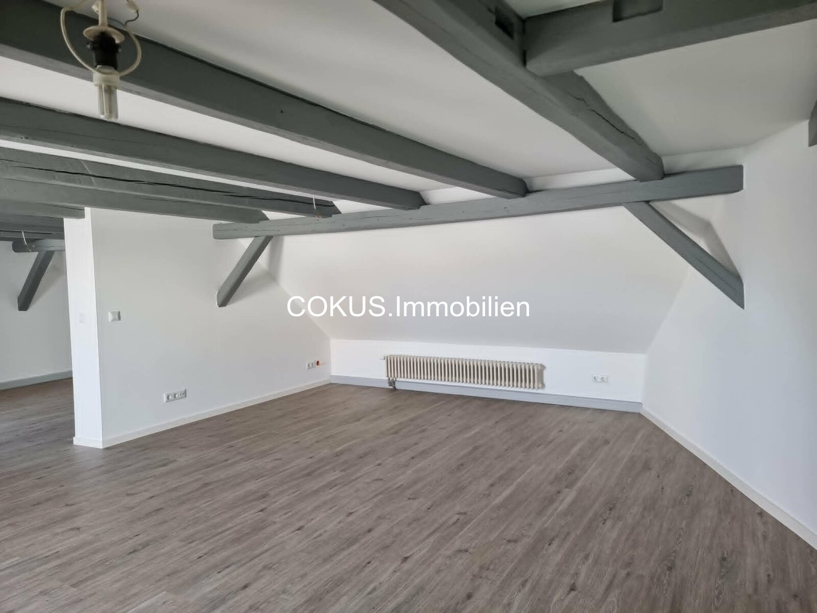 Charaktervoller Maisonette-Raum mit sichtbarem Gebälk Charaktervoller Maisonette-Raum mit sichtbarem Gebälk
