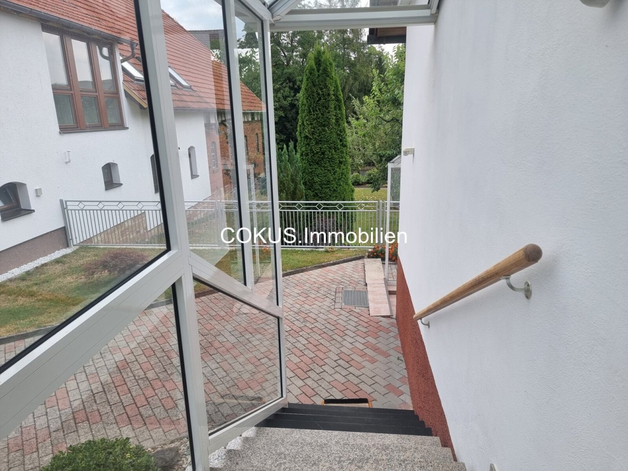 Zugang zur Terrasse mit Handlauf Zugang zur Terrasse mit Handlauf