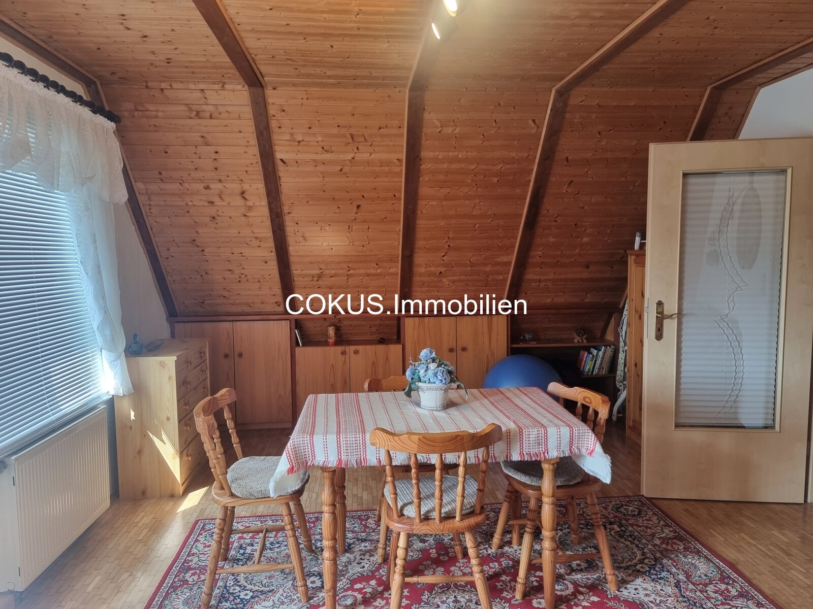 Zimmer unterm Dach mit warmer Holzverkleidung Zimmer unterm Dach mit warmer Holzverkleidung