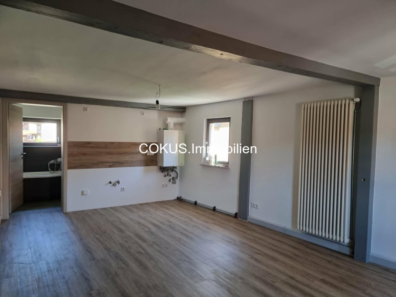 Heller Wohnraum mit wohnlicher Holzbodenoptik Heller Wohnraum mit wohnlicher Holzbodenoptik