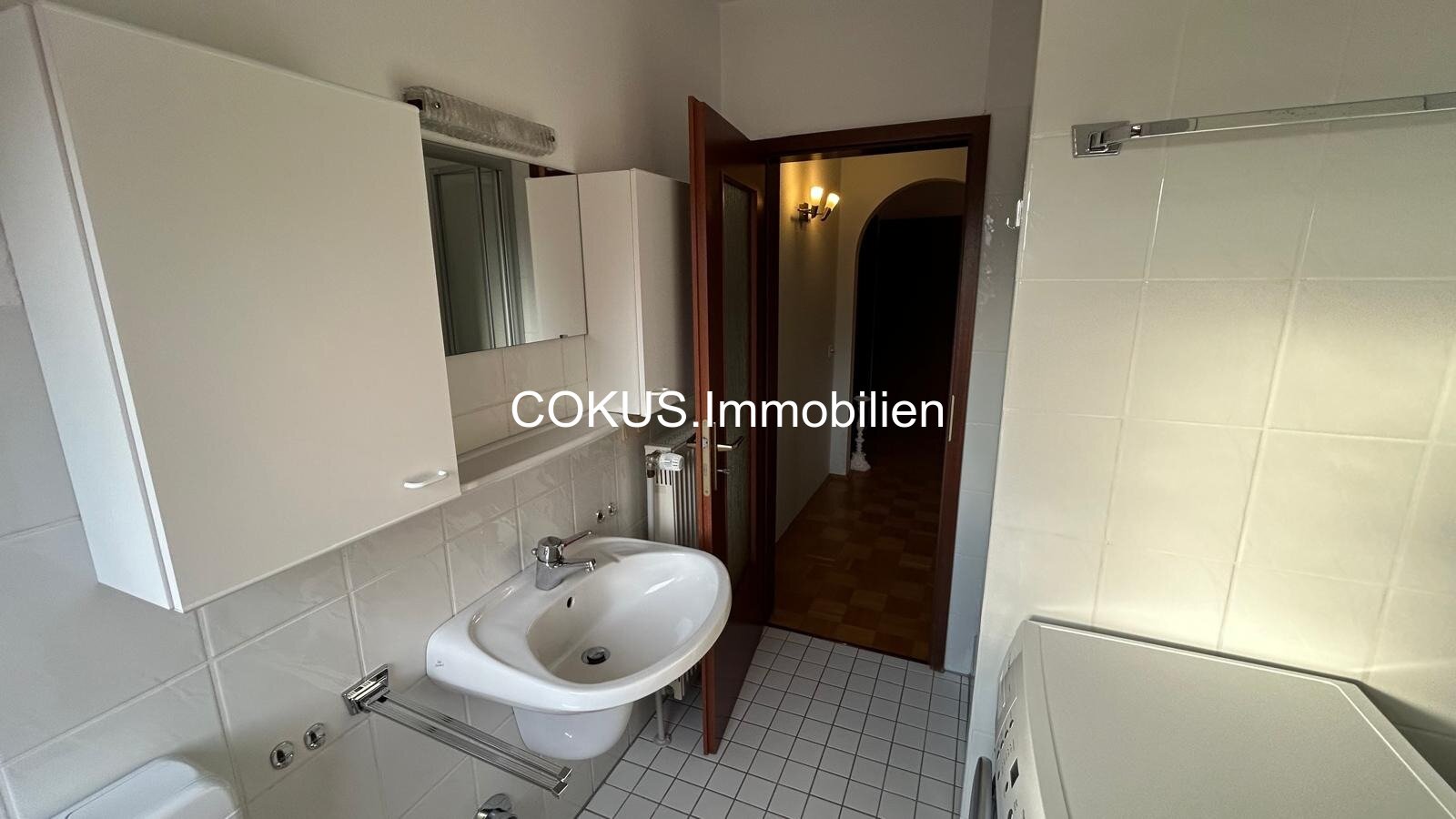 19 - Zweites Bad mit Badewanne und Waschbecken 19 - Zweites Bad mit Badewanne und Waschbecken