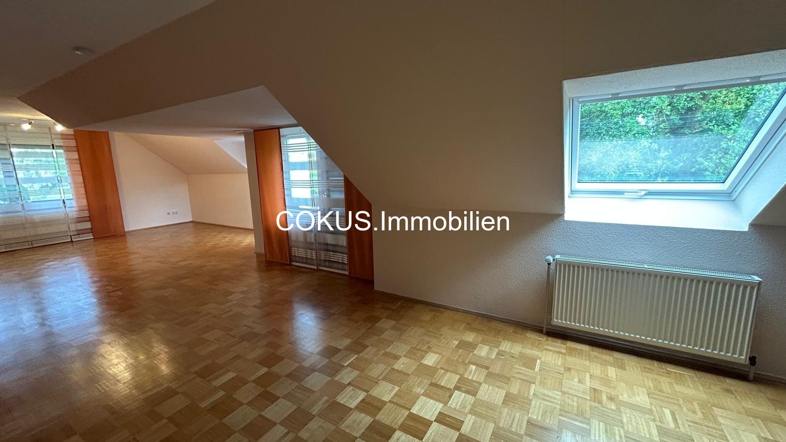 08 - Heller Wohnraum mit Dachfenster ins Gruene 08 - Heller Wohnraum mit Dachfenster ins Gruene