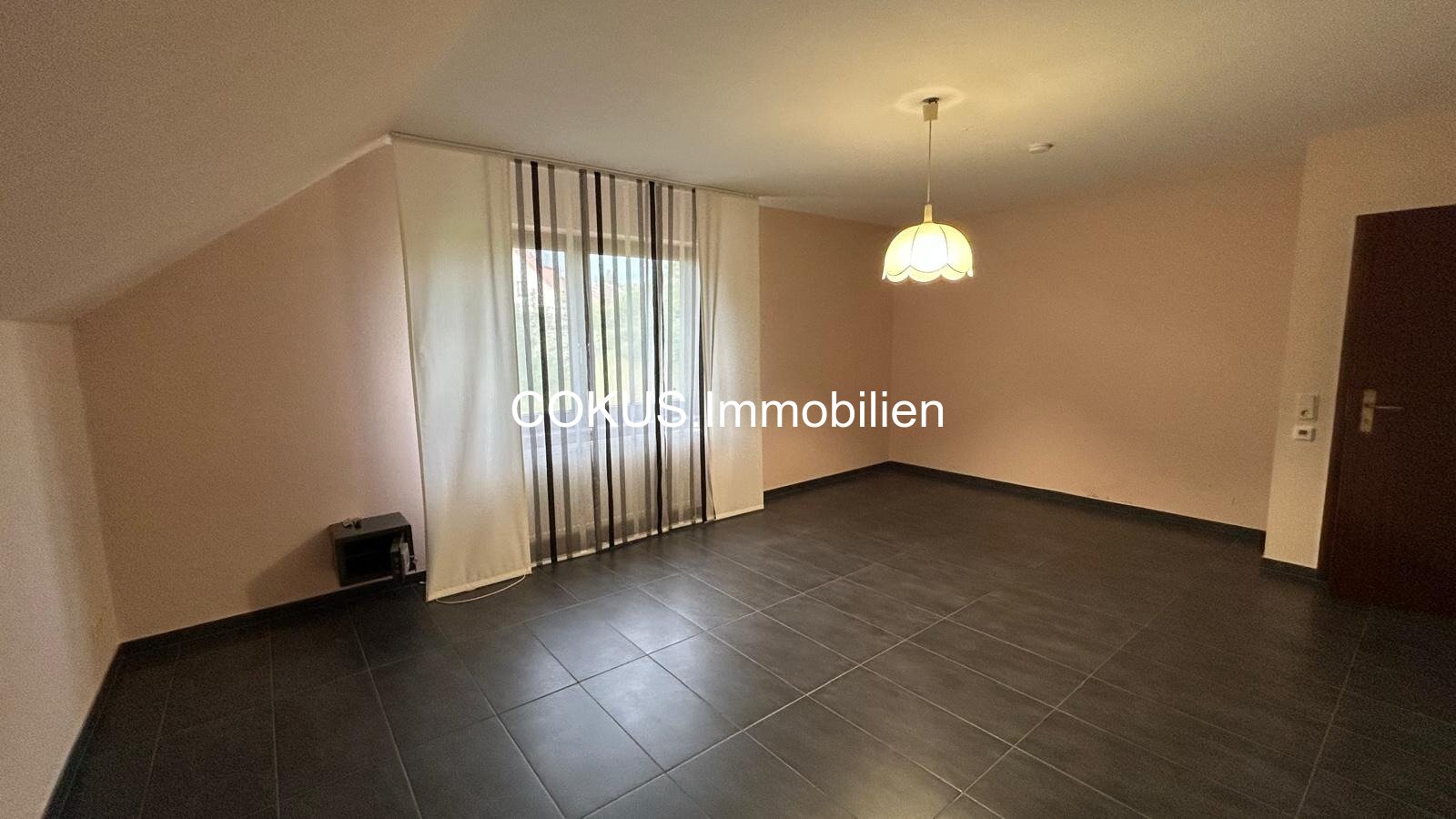 12 - Helles Zimmer mit grossem Fenster und Blick ins Gruene 12 - Helles Zimmer mit grossem Fenster und Blick ins Gruene
