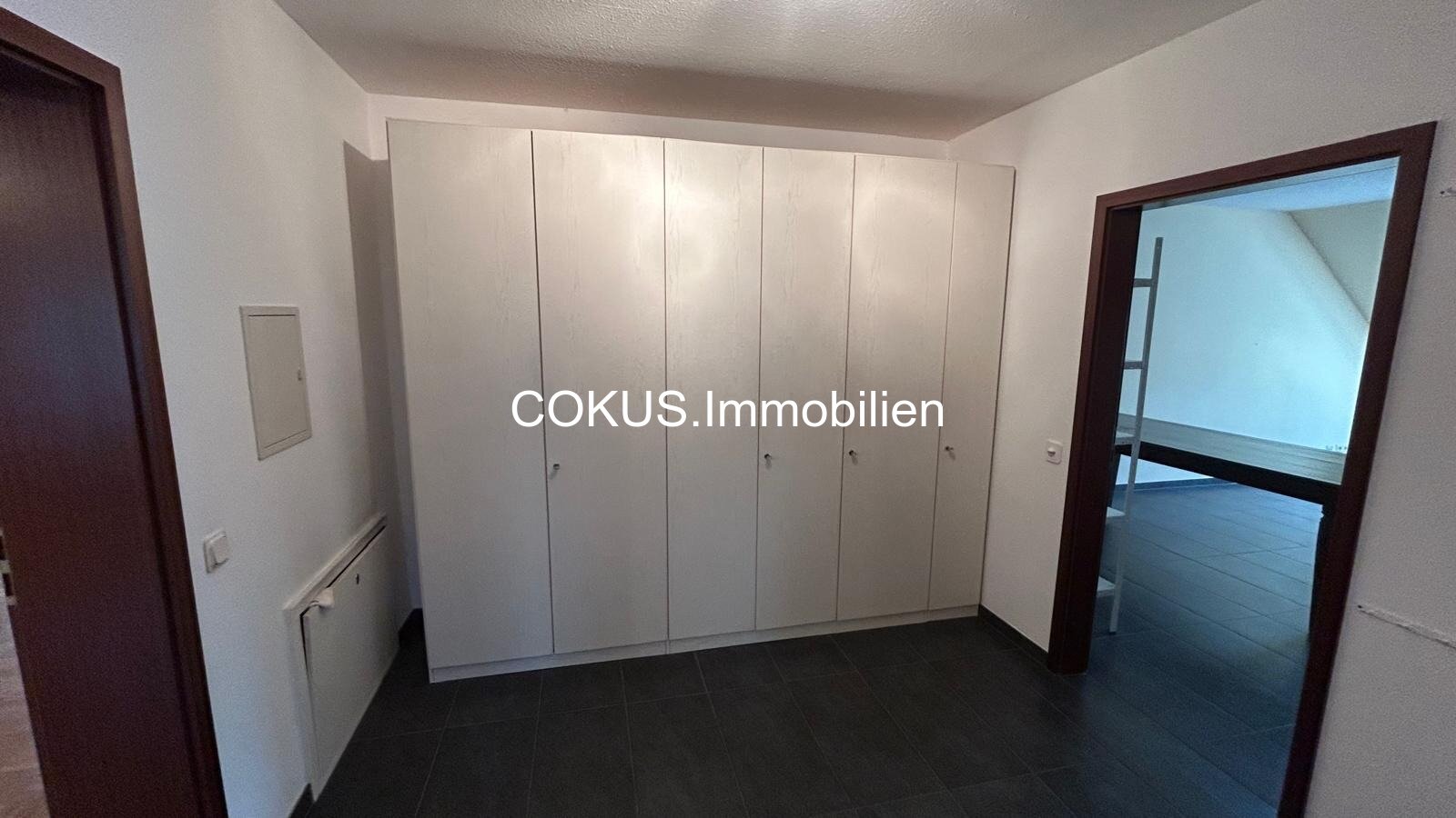 16 - Ankleide mit raumhohen Einbauschraenken 16 - Ankleide mit raumhohen Einbauschraenken