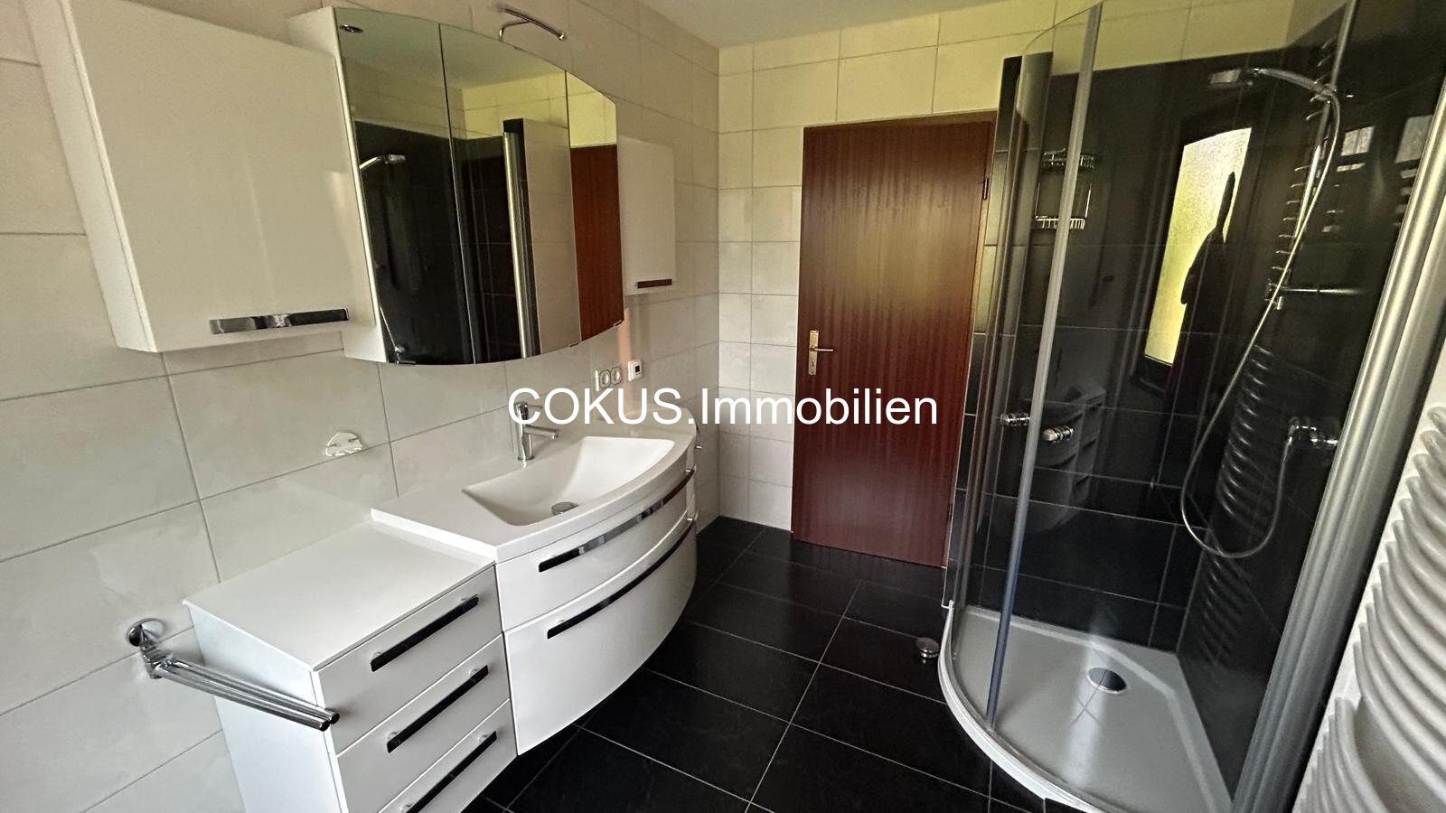 17 - Modernes Bad mit Waschtisch und Spiegelschrank 17 - Modernes Bad mit Waschtisch und Spiegelschrank