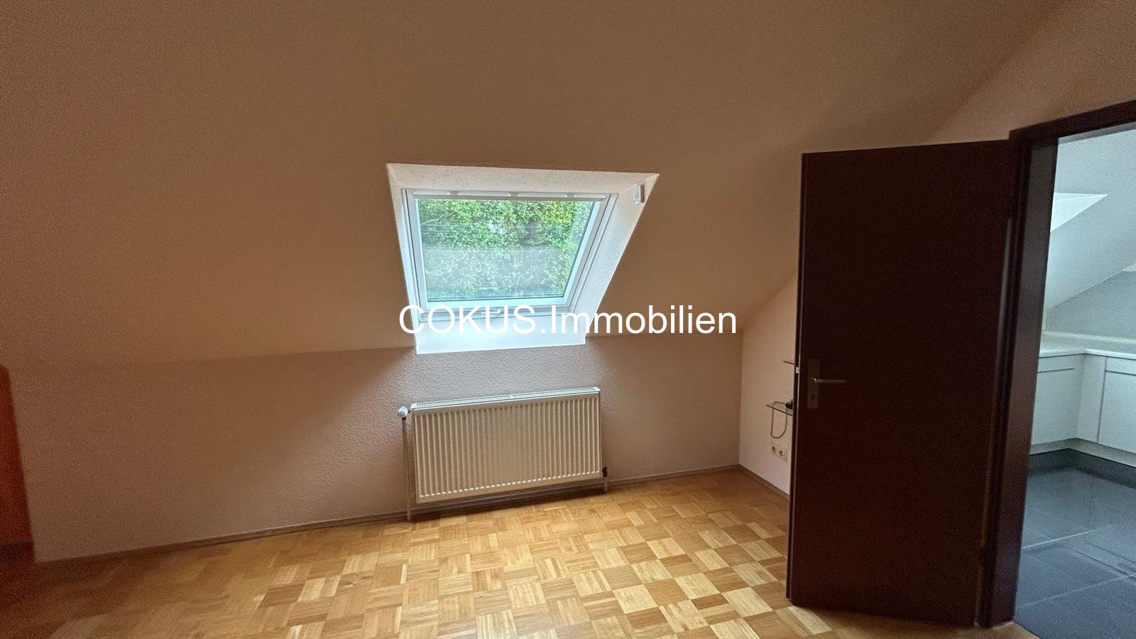 15 - Weiteres Zimmer mit Dachfenster und Blick ins Gruene 15 - Weiteres Zimmer mit Dachfenster und Blick ins Gruene