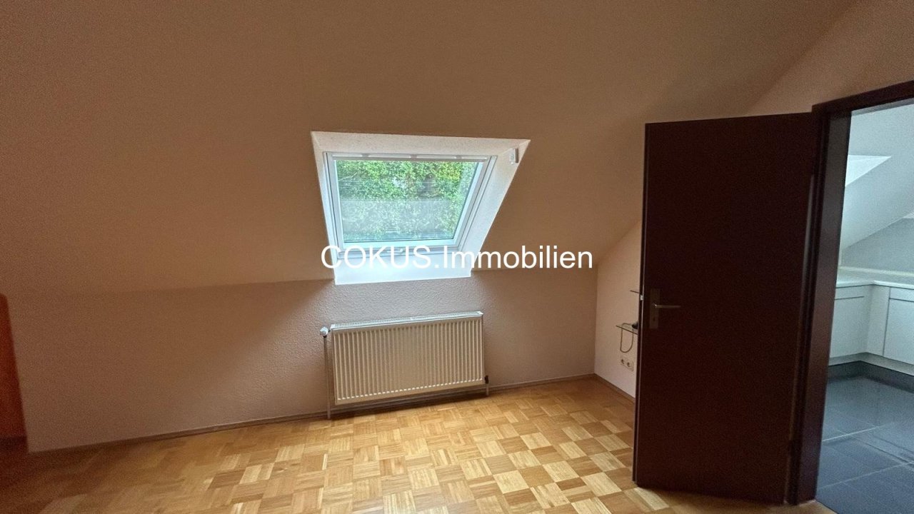 15 - Weiteres Zimmer mit Dachfenster und Blick ins Gruene 15 - Weiteres Zimmer mit Dachfenster und Blick ins Gruene