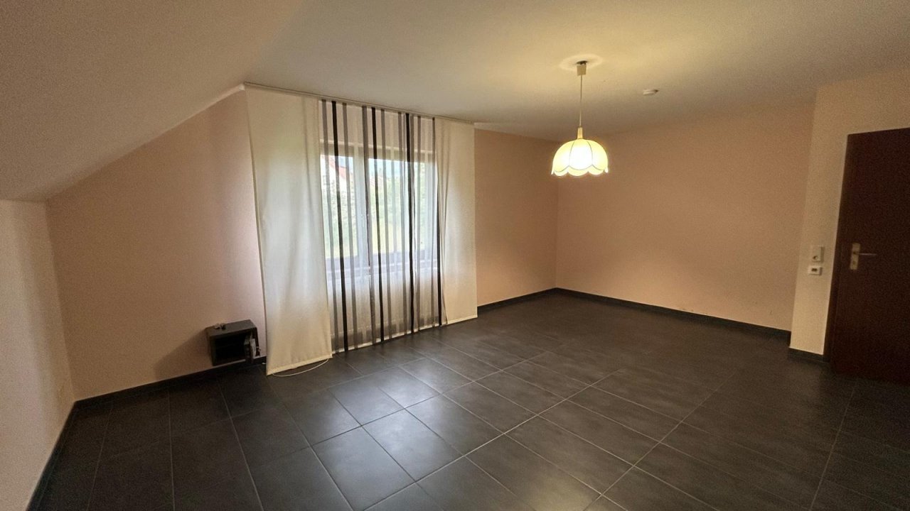Helles Zimmer mit großem Fenster und Blick ins Grüne Helles Zimmer mit großem Fenster und Blick ins Grüne