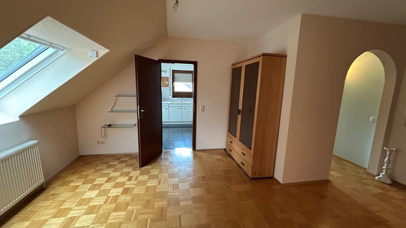 Zimmer mit Dachfenster und Zugang zur Diele Zimmer mit Dachfenster und Zugang zur Diele