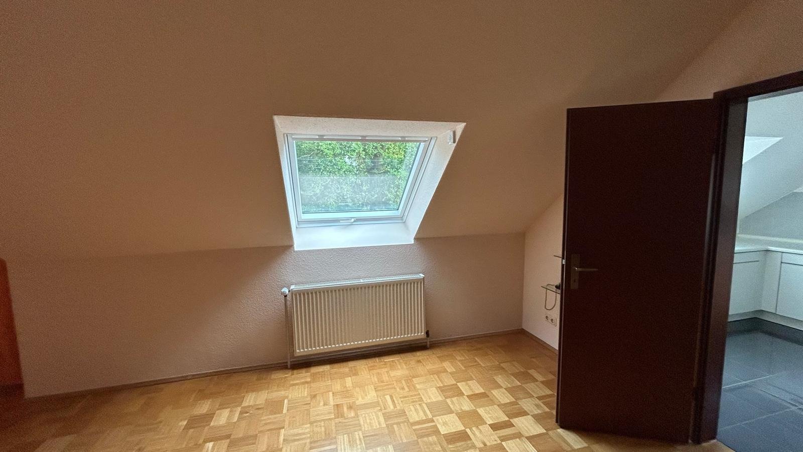 Weiteres Zimmer mit Dachfenster und Blick ins Grüne Weiteres Zimmer mit Dachfenster und Blick ins Grüne