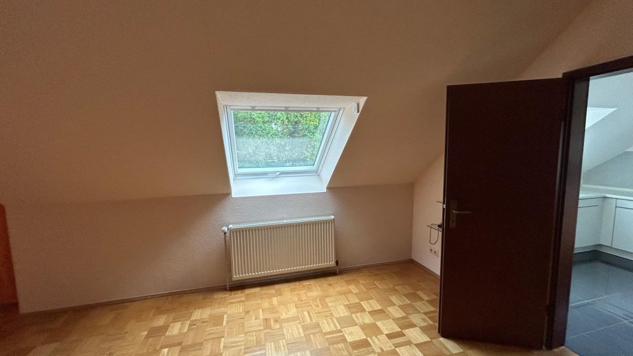 Weiteres Zimmer mit Dachfenster und Blick ins Grüne Weiteres Zimmer mit Dachfenster und Blick ins Grüne