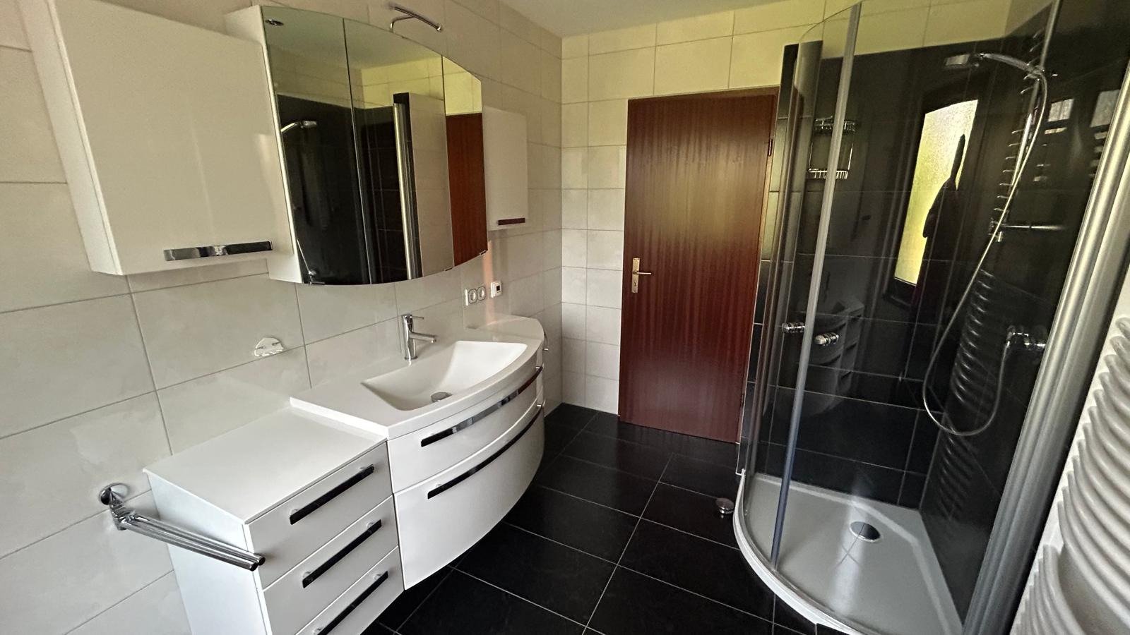 Modernes Bad mit Waschtisch und Spiegelschrank Modernes Bad mit Waschtisch und Spiegelschrank