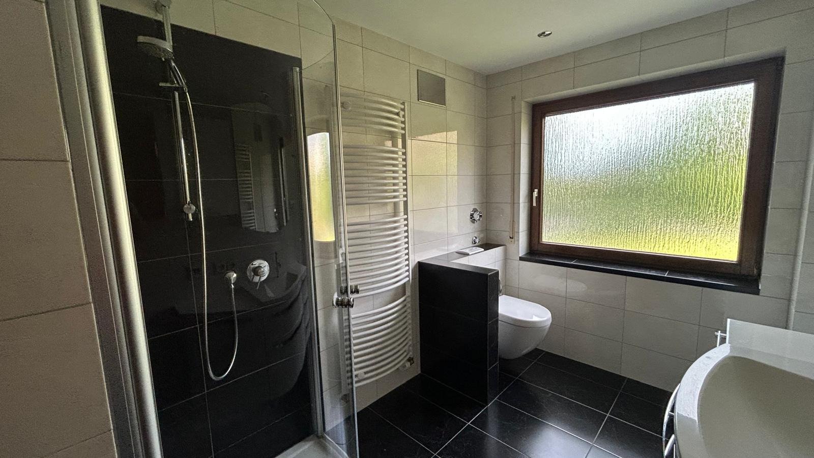 Bad mit Dusche, WC und Tageslicht Bad mit Dusche, WC und Tageslicht