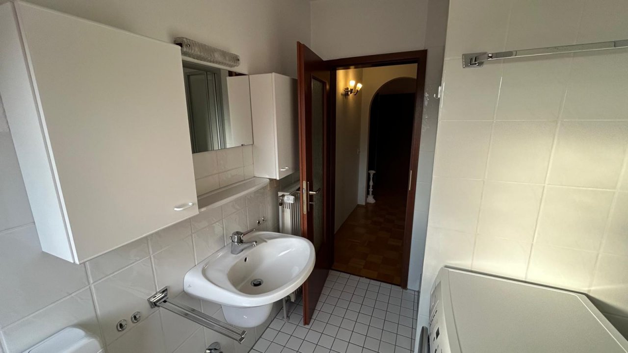 Zweites Bad mit Badewanne und Waschbecken Zweites Bad mit Badewanne und Waschbecken