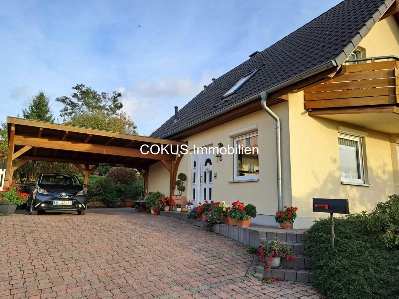 Carport und gepflasterter Eingangsbereich Carport und gepflasterter Eingangsbereich