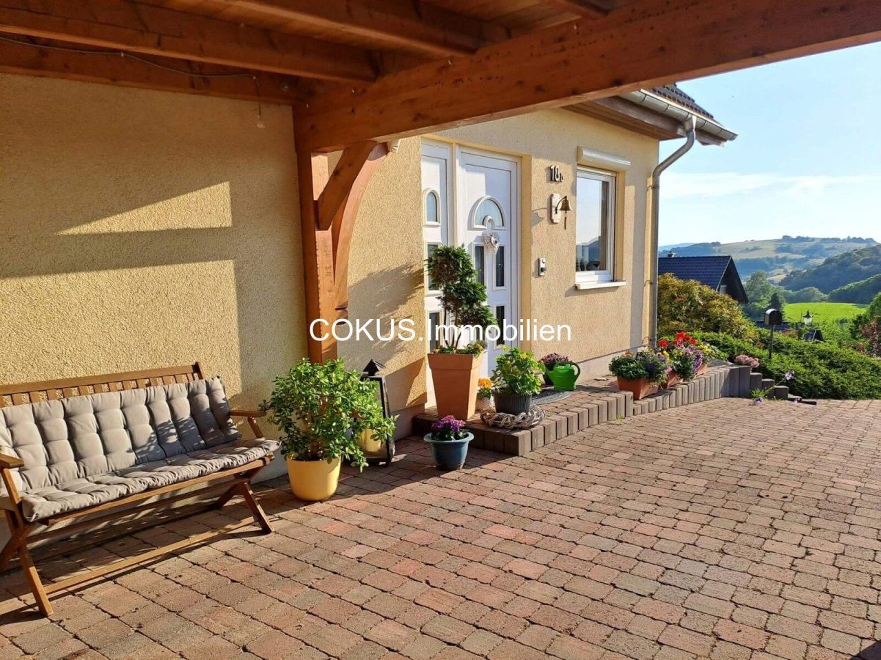 Einladender Hauseingang mit Blick ins Tal Einladender Hauseingang mit Blick ins Tal