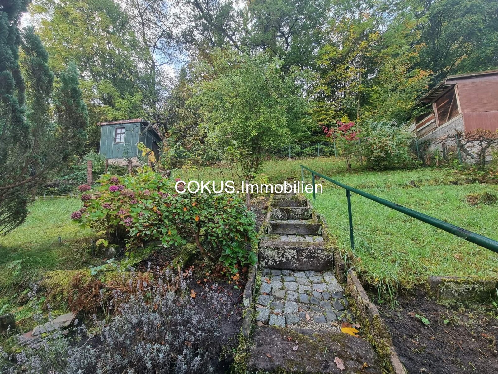 Terrassengarten mit Treppe und Gartenhäuschen â Ihr grĂźner RĂźckzugsort Terrassengarten mit Treppe und Gartenhäuschen â Ihr grĂźner RĂźckzugsort