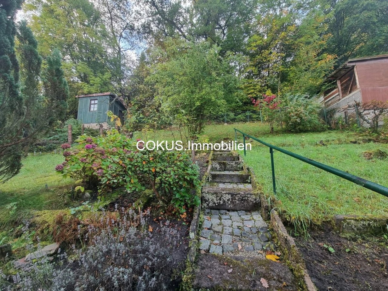 Terrassengarten mit Treppe und Gartenhäuschen â Ihr grĂźner RĂźckzugsort Terrassengarten mit Treppe und Gartenhäuschen â Ihr grĂźner RĂźckzugsort