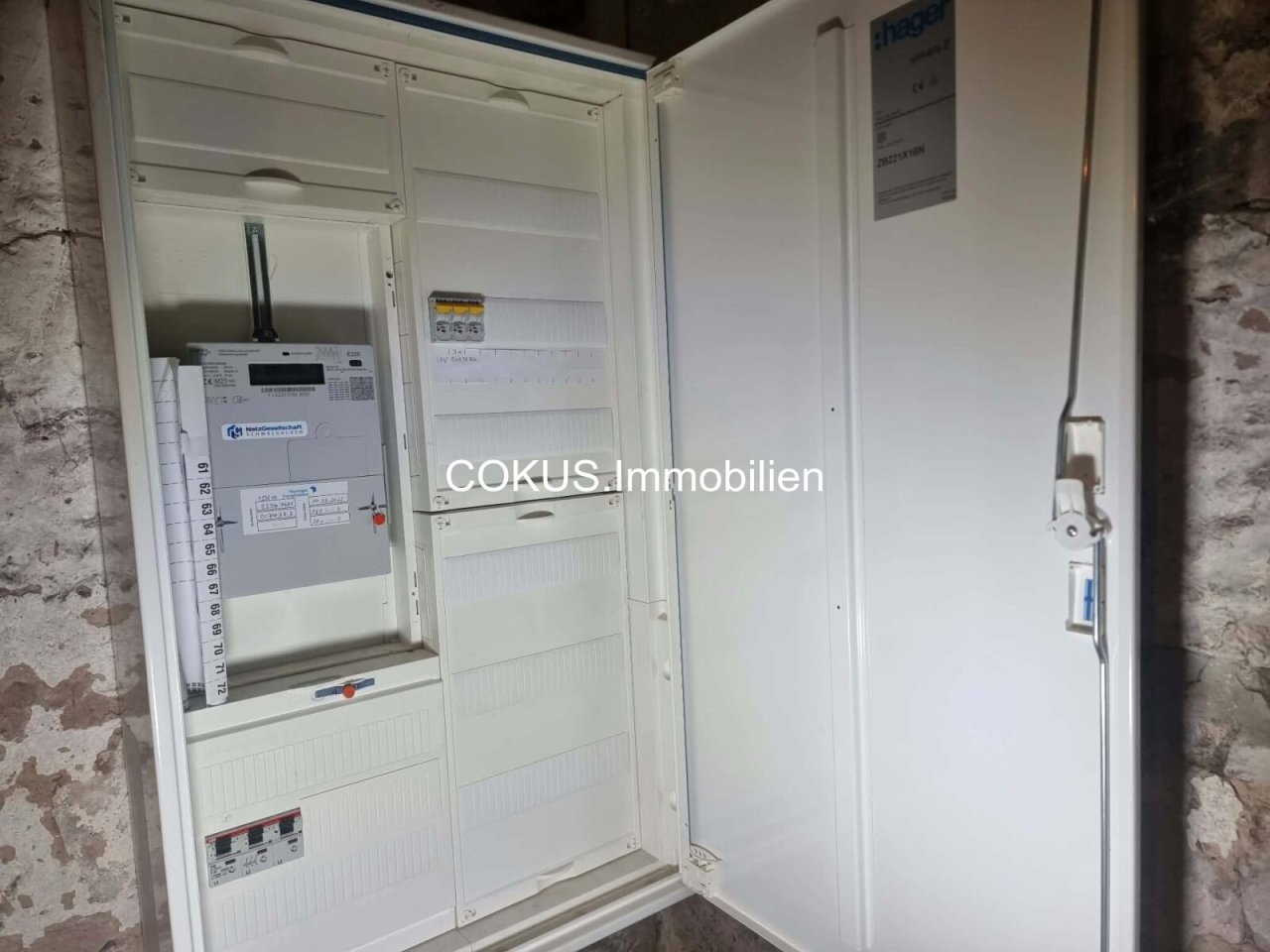 Neuer Zählerschrank mit modernem Stromzähler Neuer Zählerschrank mit modernem Stromzähler