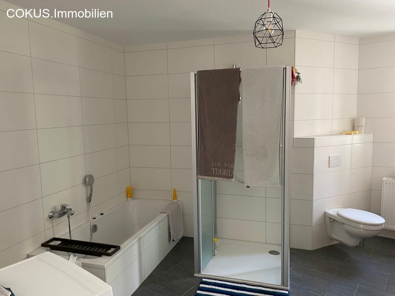 Bad mit Wanne, Dusche und WC