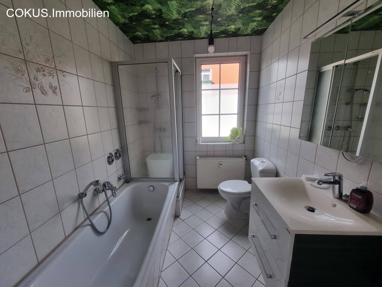Bad mit Dusche , Waschtisch, WC und Badewanne