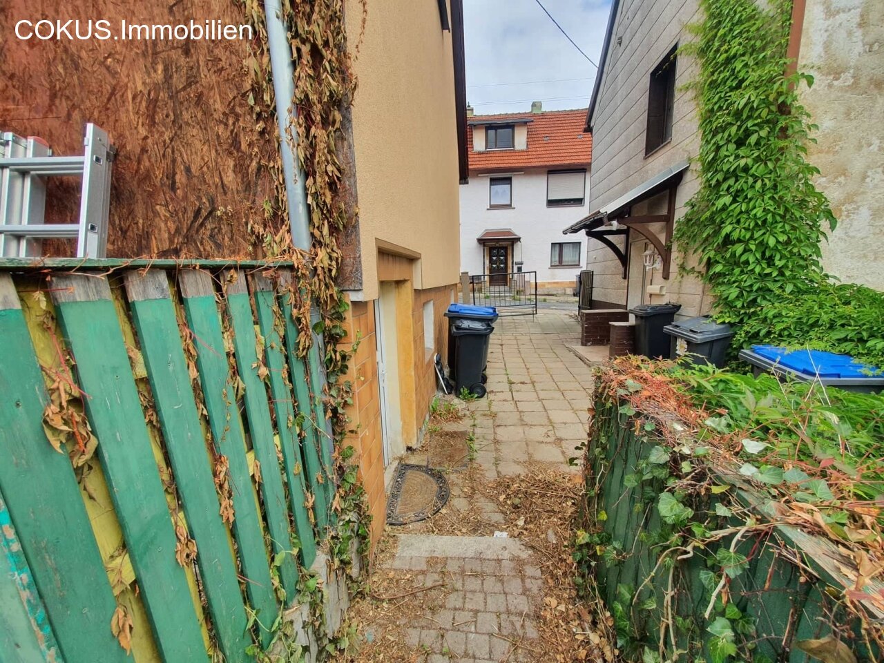 vom Garten aus zur Einfahrt