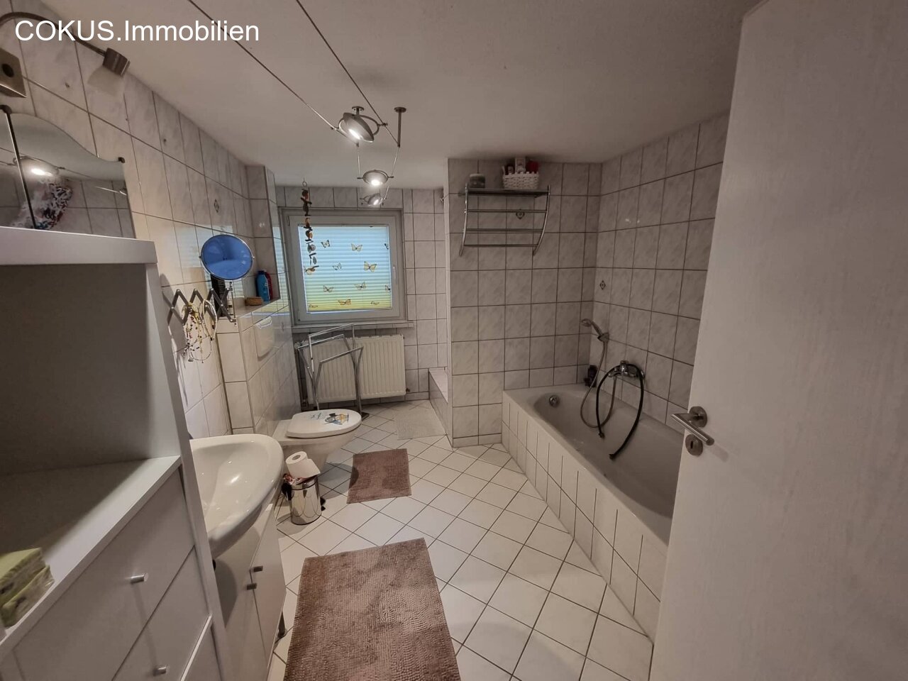 Bad mit Dusche , Waschtisch, WC und Badewanne